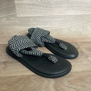 Sanuk Black &‎ White striped Women's Yoga Mat Slings, Size 6